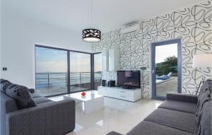 salon z 2 kanapami i telewizorem w obiekcie 4 Bedroom Beautiful Home In Labin w mieście Vicani