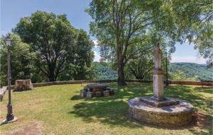 park ze statuą i latarnią uliczną w obiekcie Cozy Home In Tinjan With Jacuzzi w mieście Tinjan +1 zdjęcie