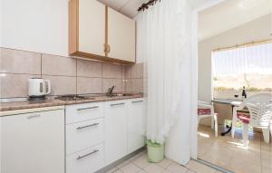 Kuchyňa alebo kuchynka v ubytovaní 1 Bedroom Nice Apartment In Dinjiska