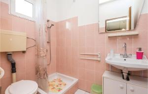 Kúpeľňa v ubytovaní 1 Bedroom Nice Apartment In Dinjiska