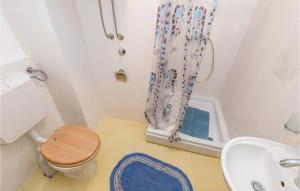 Kúpeľňa v ubytovaní 1 Bedroom Nice Apartment In Senj