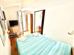 Televízia a/alebo spoločenská miestnosť v ubytovaní Apartments Let
