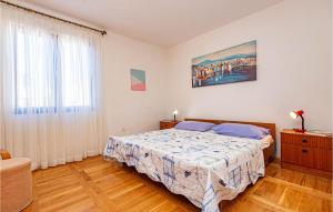 Postel nebo postele na pokoji v ubytování 3 Bedroom Cozy Apartment In Brodarica