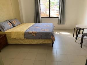 Uma cama ou camas num quarto em Nadi Airport rooms