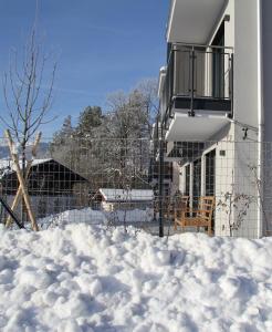 ザールフェルデン・アム・シュタイナーネン・メアーにあるDaslichtenberg Eastsideの建物前積雪