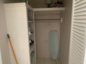 un vestidor con una toalla azul en un estante en Sunset chalet apartment, en English Harbour Town