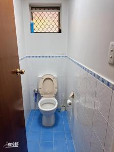 y baño con aseo y ventana. en Room near airport CBD, en Perth 6 fotos más