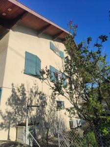 a building with two windows on the side of it at Appartement dans maison in Cognin