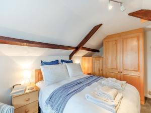 Un dormitorio con una cama con toallas. en Beacon - Uk44719, en Ravenscar
