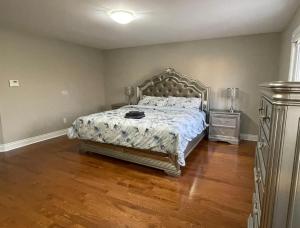 Giường trong phòng chung tại Family-Friendly Retreat for 14 in Richmond Hill