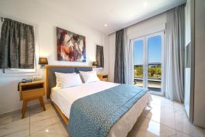 Postel nebo postele na pokoji v ubytování Elysian Suites + 37 fotografií