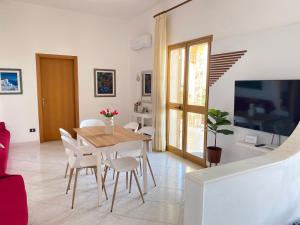 Televízia a/alebo spoločenská miestnosť v ubytovaní Villa Mare Giuggiola