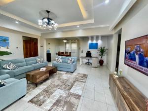 Zuri's Luxurious Oceanview Penthouse, Meters from the beach的休息区