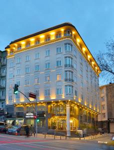 イスタンブールにあるHotel Bulvar Palasの大きな建物