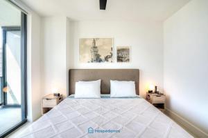 Un dormitorio con una cama grande con dos mesitas de noche. en Apartment in New Luxury Condo in Downtown, en Miami 31 fotos más