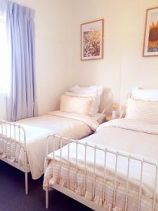 two beds sitting next to each other in a bedroom at Willows Cottage on Anzac in Stanthorpe