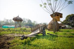 KawasotiにあるTharu Community Lodgeの水塔付畑の公園ベンチ