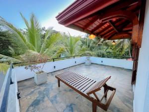 Balcone o terrazza di Solace Inn RESIDENCE - 5 Min Walk to Beach