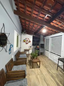 イタニャエンにあるCasa em Itanhaém Pé na Areia ! A 100 metros do marのソファとテーブルのあるリビングルーム