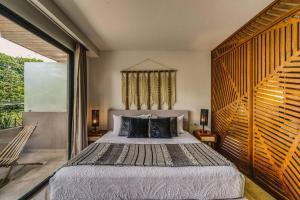 Un dormitorio con una cama grande y una ventana grande. en Sunrise Studio with Fast-WIFI, Rooftop Pool, Spa, en Tulum 22 fotos más