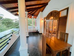 una sala da pranzo con tavolo e balcone di Solace Inn RESIDENCE - 5 Min Walk to Beach a Tangalle