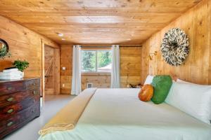 ein Schlafzimmer mit großem Bett und Holzdecke in der Unterkunft The Cottage at Highland Farms in Brightwood