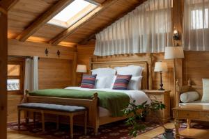 Postel nebo postele na pokoji v ubytování Shangri-La Rushi Hotel
