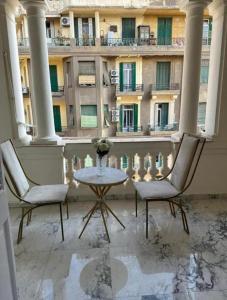 En balkon eller terrasse på New Palace + 41 billeder