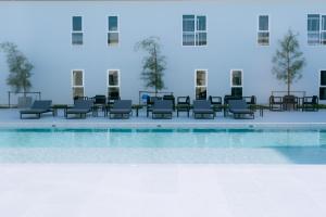 Bazén v ubytování วัน บัดเจท เชียงราย บายพาสตะวันออก One Budget Hotel Chiangrai Bypass-East nebo v jeho okolí