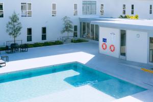 Bazén v ubytování วัน บัดเจท เชียงราย บายพาสตะวันออก One Budget Hotel Chiangrai Bypass-East nebo v jeho okolí