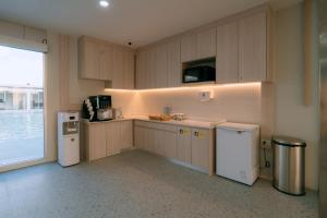 Kuchyň nebo kuchyňský kout v ubytování วัน บัดเจท เชียงราย บายพาสตะวันออก One Budget Hotel Chiangrai Bypass-East