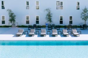 Bazén v ubytování วัน บัดเจท เชียงราย บายพาสตะวันออก One Budget Hotel Chiangrai Bypass-East nebo v jeho okolí