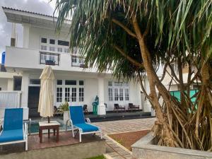 due sedie blu e un tavolo e un edificio di Villa 59- Luxurious Beach house in Ambalangoda a Ambalangoda