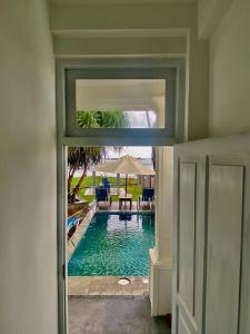 vista sulla piscina attraverso una porta di Villa 59- Luxurious Beach house in Ambalangoda a Ambalangoda Altre 9 foto