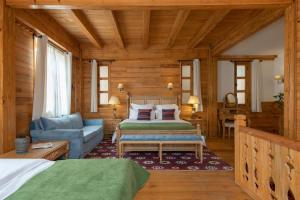 Postel nebo postele na pokoji v ubytování Shangri-La Rushi Hotel