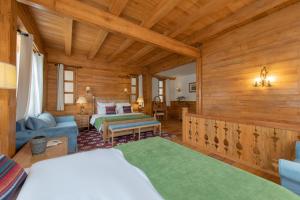 Postel nebo postele na pokoji v ubytování Shangri-La Rushi Hotel