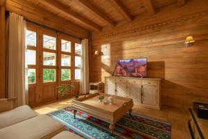 TV a/nebo společenská místnost v ubytování Shangri-La Rushi Hotel