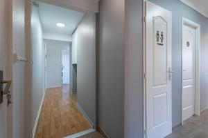 JoeufにあるChambre Lucie - 2 SDB - Balcon - Parking - WIFIの白壁の廊下