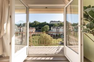 JoeufにあるChambre Lucie - 2 SDB - Balcon - Parking - WIFIの街の景色を望むバルコニー