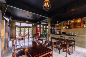 a dining room with a long table and chairs at Baan Kiangnam Pattaya Resort in Ban Pong