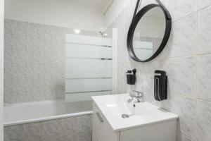 JoeufにあるChambre Jessy 20m - 2 SDB - Balcon - WIFI - Parkの洗面台、鏡、浴槽のあるバスルーム +12枚の写真