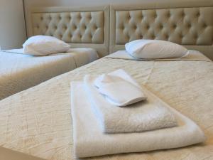Hotel Prestige tesisinde bir odada yatak veya yataklar