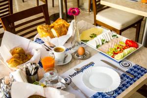 ein Tisch mit einem Frühstück aus Brot und Essen in der Unterkunft Hotel Prestige in Brüssel