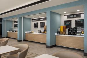 Un restaurante con dos mostradores con mesas y sillas. en Holiday Inn Columbus-Hilliard by IHG, en New Rome