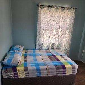 Postel nebo postele na pokoji v ubytování vieux fort town apartment