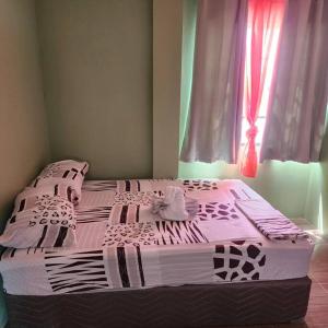 Postel nebo postele na pokoji v ubytování vieux fort town apartment