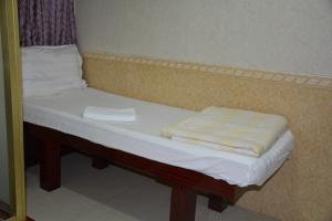 Un pat sau paturi într-o cameră la Everest Hostel
