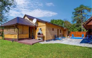 TounjにあるBeautiful Home In Tounj With Wifiの小さな木造キャビン(中庭にプール付) +35枚の写真