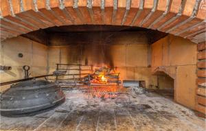 einem großen Steinofen mit einem Feuer darin in der Unterkunft Awesome Home In Skare With Sauna in Škare