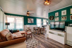 Posezení v ubytování NEW - Hula House wAC- 3BR- Hilo Town